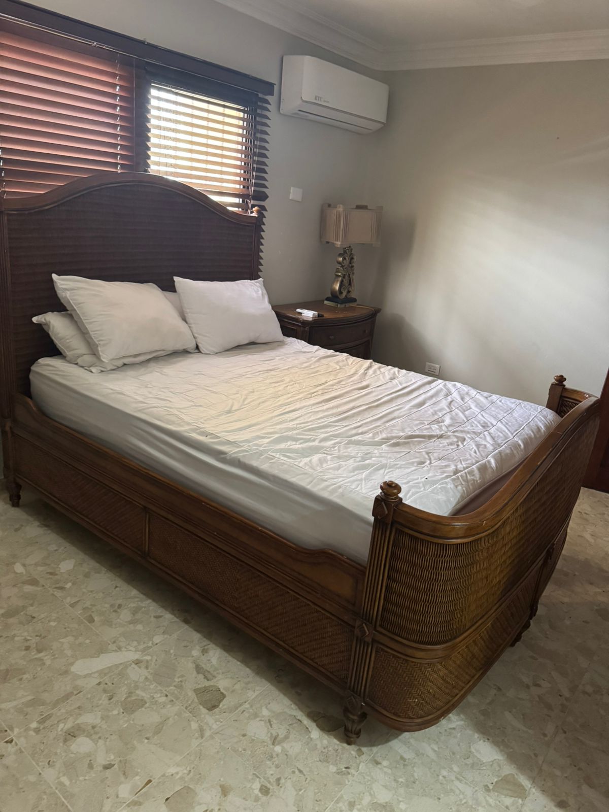 muebles y colchones - Juego de cama con una mesa de noche  0