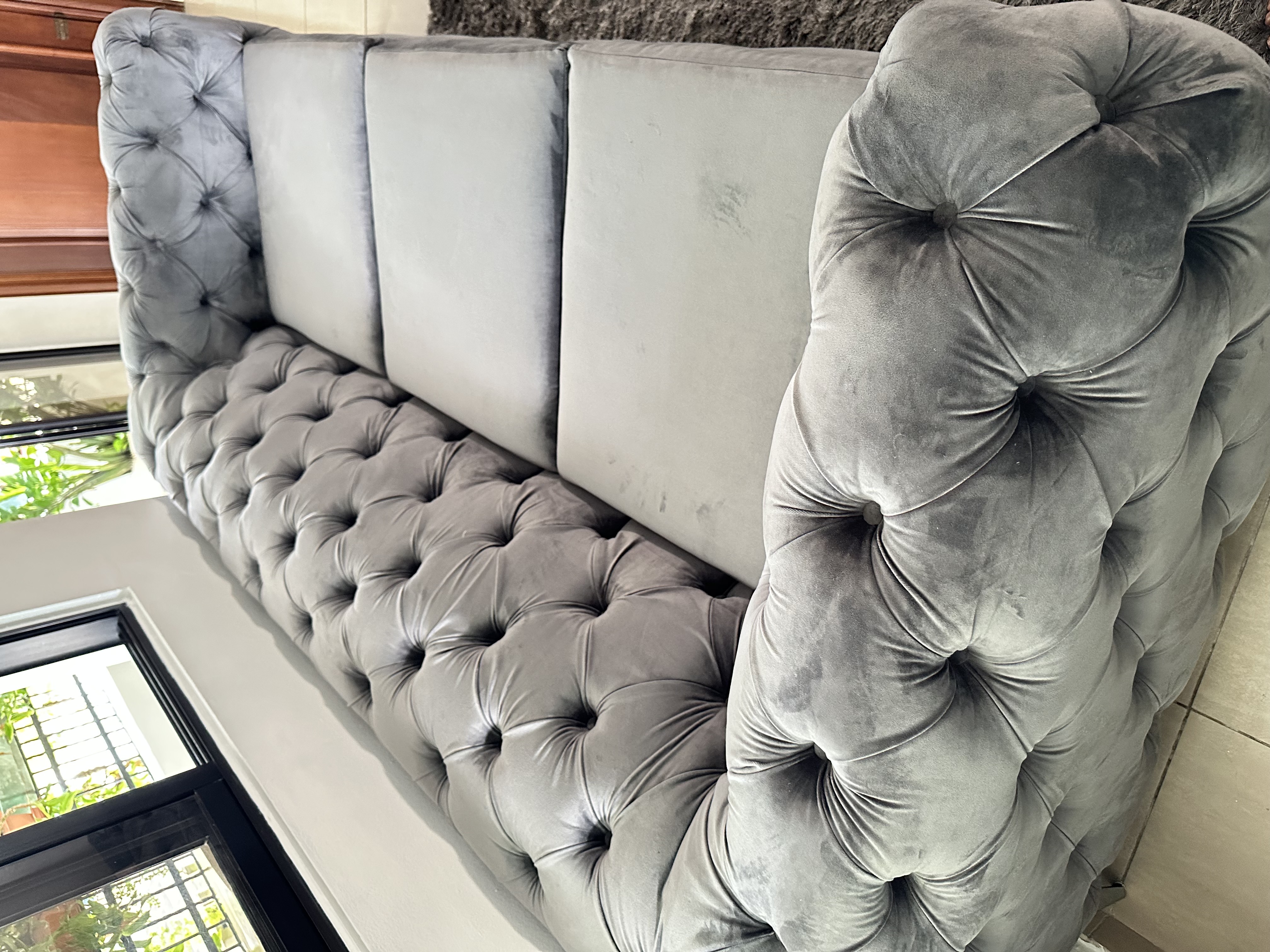 muebles y colchones - Sofá de Terciopelo Gris – Estilo Elegante y Moderno. Velvet Sofa By Everly Quinn 4