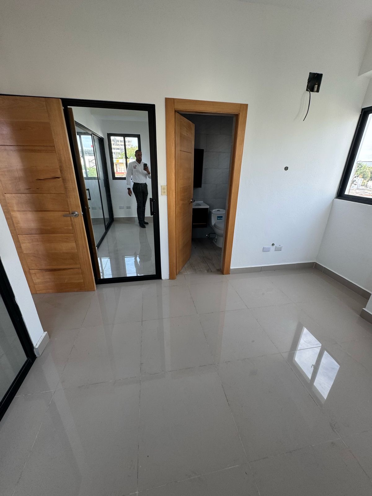 apartamentos - Vendo Miraflores piso 3 una hab 1.5 baños parqueo  8