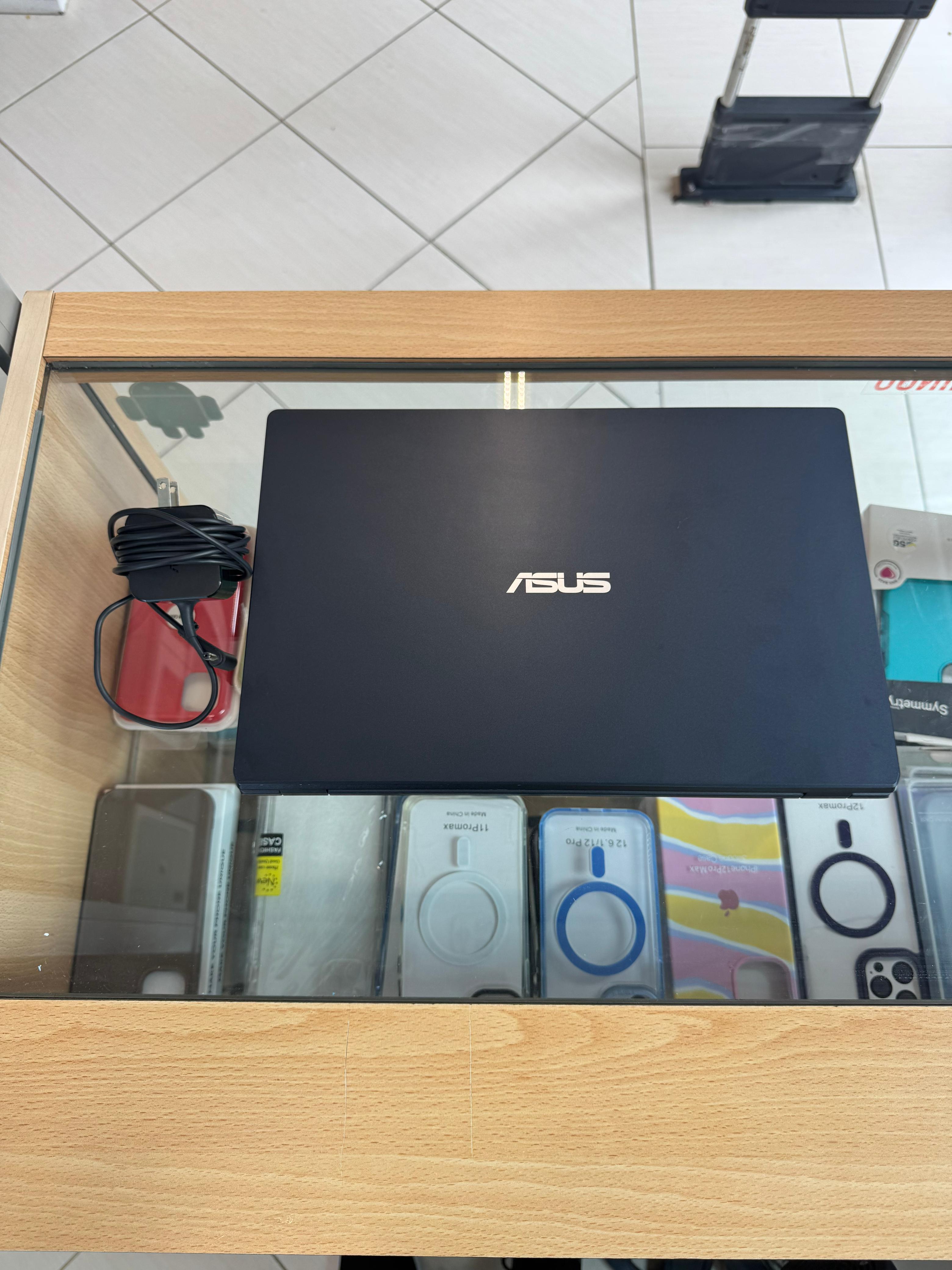 computadoras y laptops - Laptop Asus E410M 14'' 128 GB SSD y 4 GB RAM.