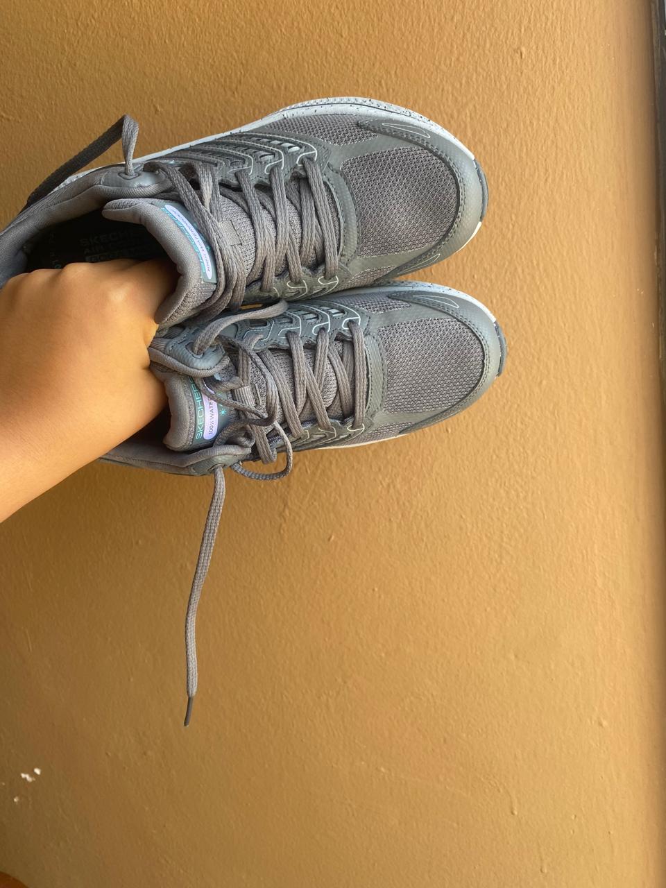 zapatos para mujer - VENDO ESTOS SKECHERS NUEVOS SIZE 7 COMPRADO EN LA MISMA TIENDA . 

 0