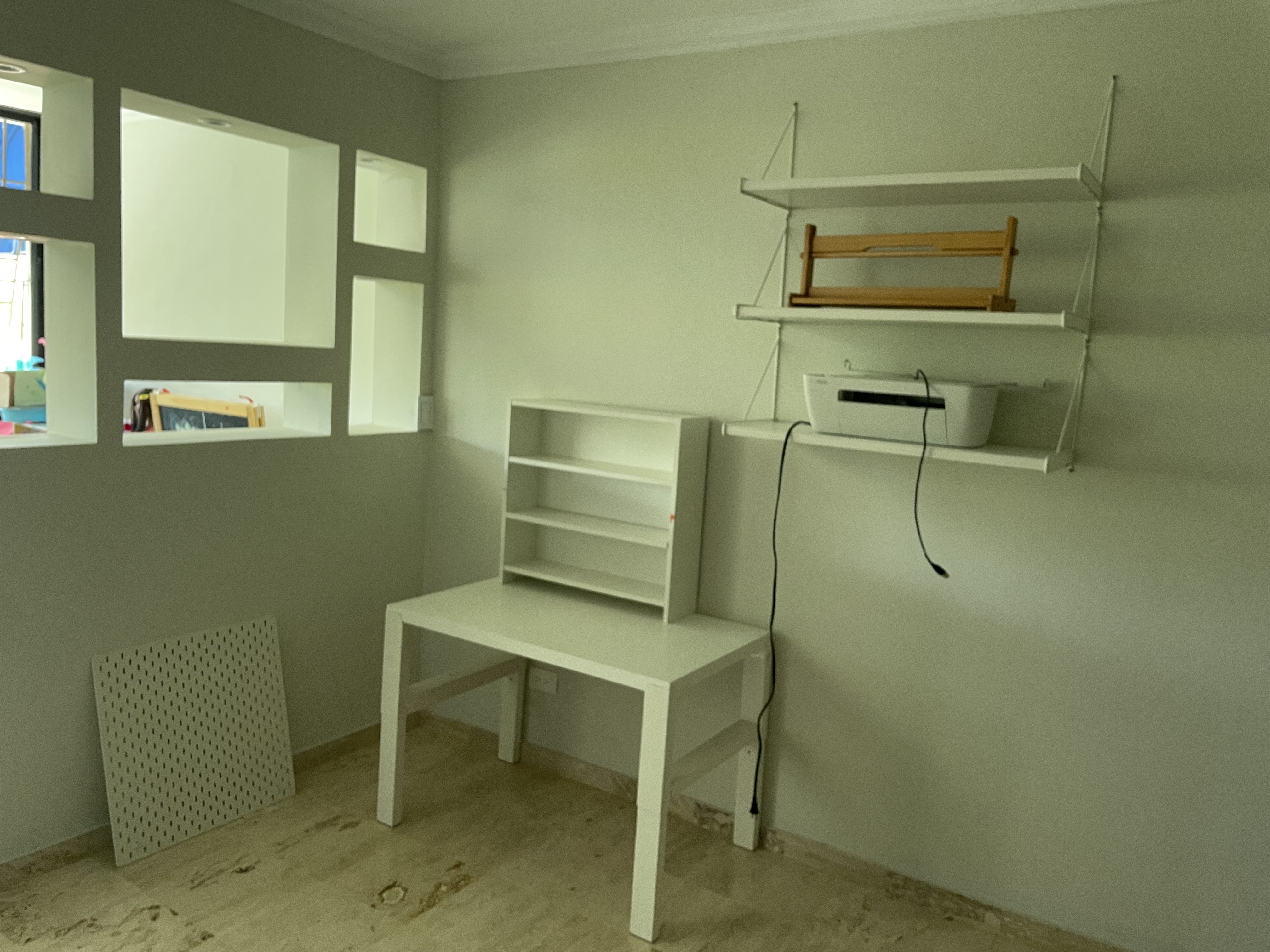 muebles y colchones - Escritorio con estante  1