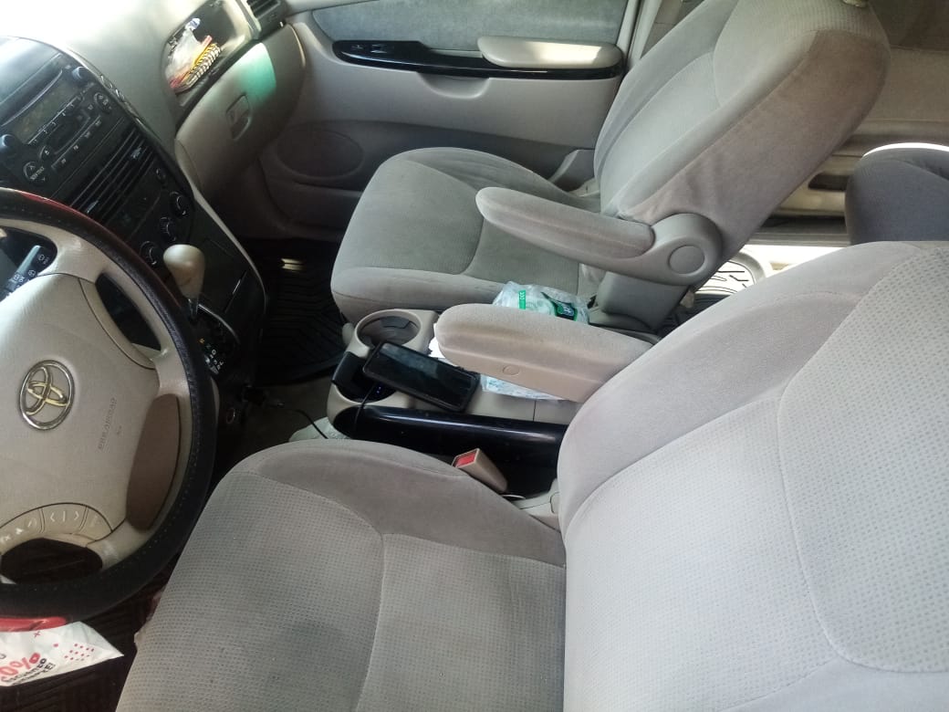 otros vehiculos - De venta Toyota Sienna 2004  8