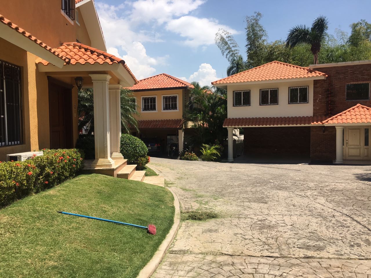 casas - Se vende hermosa casa en Arroyo Hondo II 4