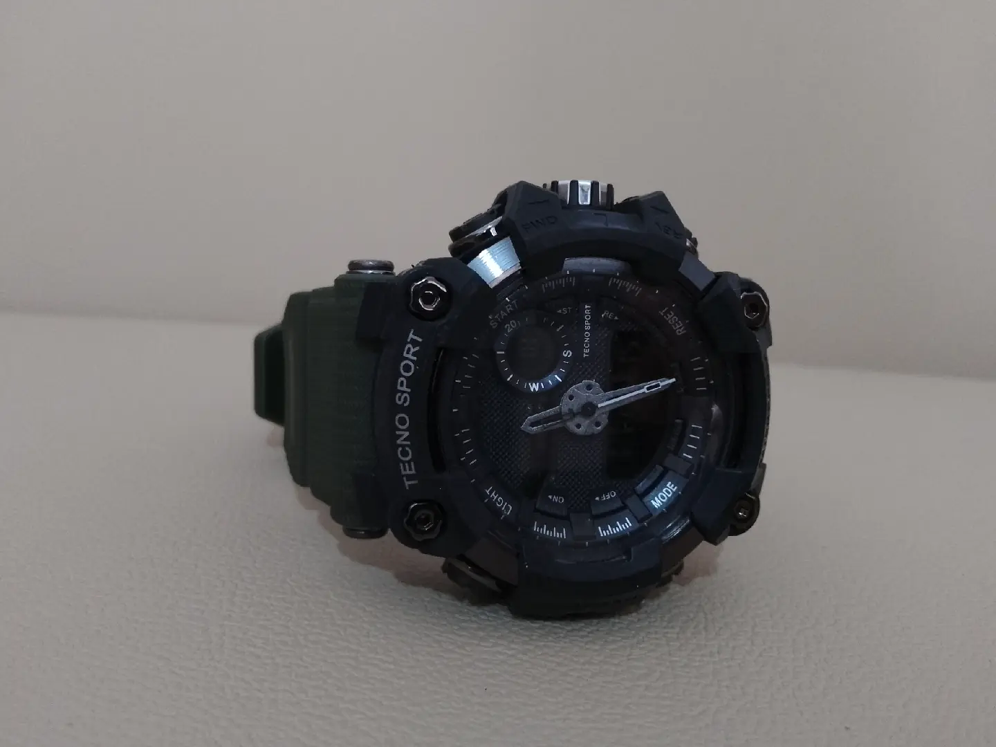 joyas, relojes y accesorios - vendo reloj tecno SPORT 

digital y analógico luz alarma fecha 

 1