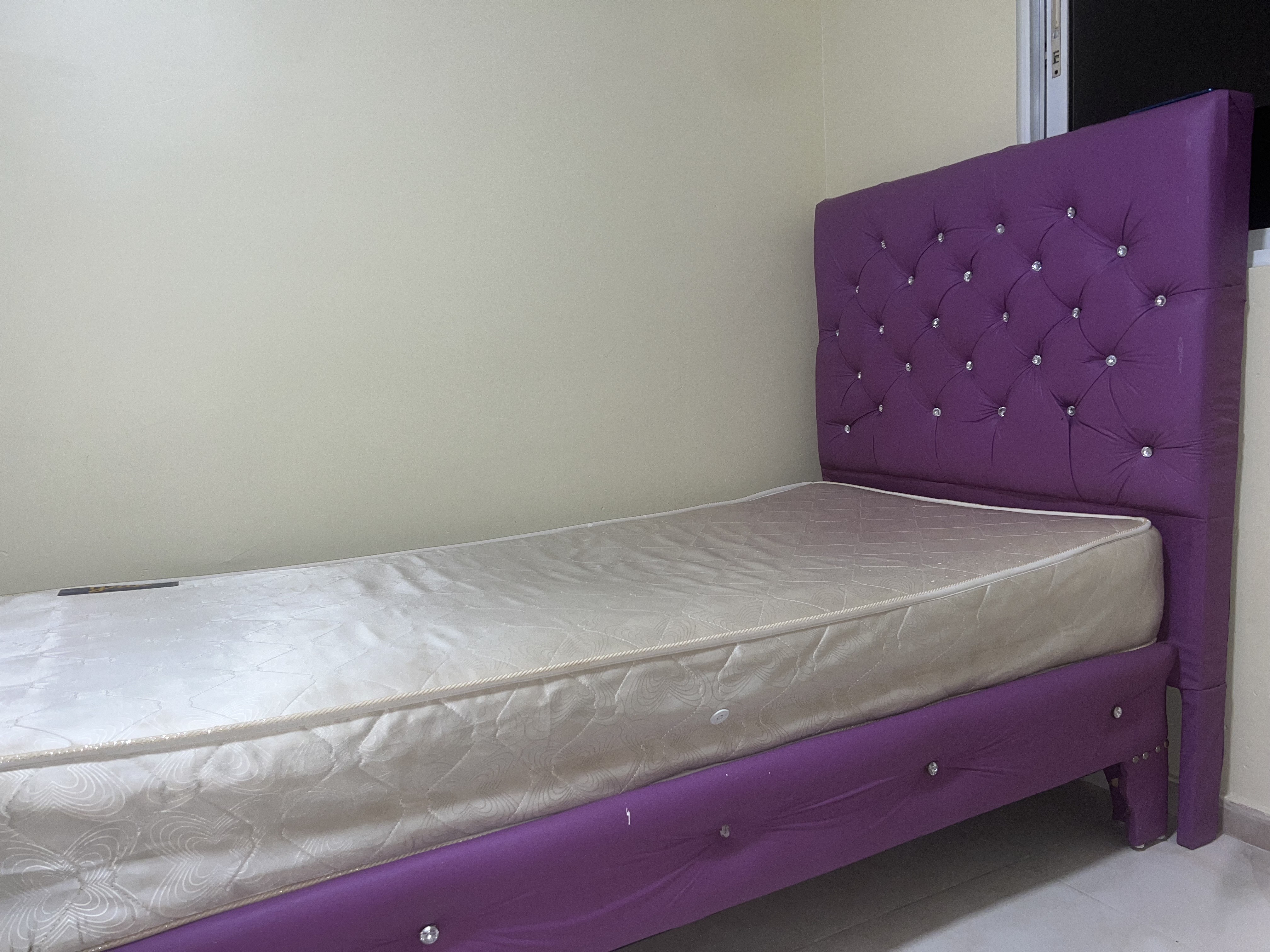 muebles y colchones - cama twin
incluye colchón
precio negociable  4