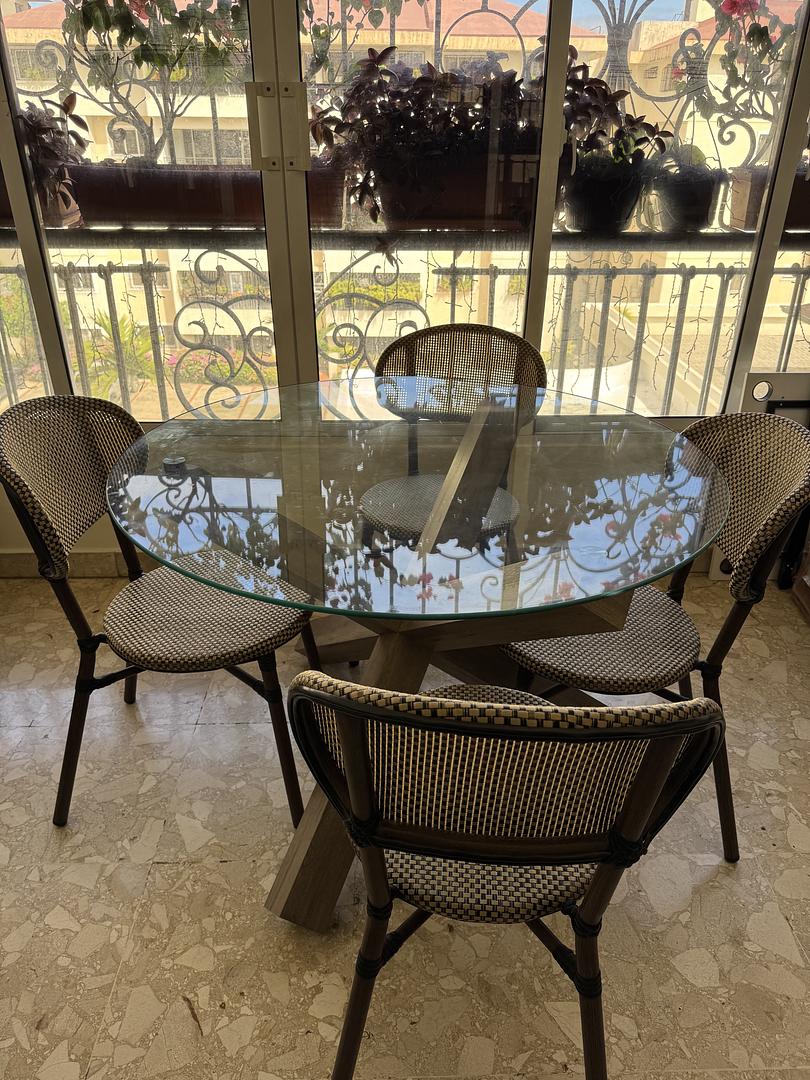 muebles y colchones - Vendo juego de comedor de Cristal de Ilumel totalmente nuevo sin estrenar  3