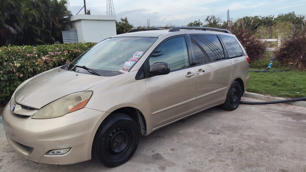 jeepetas y camionetas - OPORTUNIDAD TOYOTA SIENNA 1