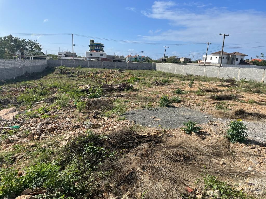 solares y terrenos - Solar de 2,000 metros cuadrados en Prado Oriental, Autopista de San Isidro 1