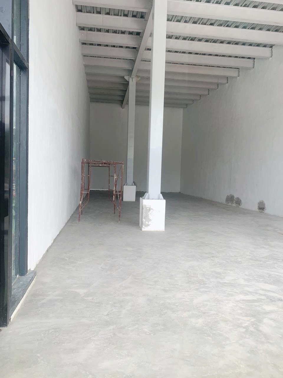 oficinas y locales comerciales - Alquiler local los Jardines amplio  2