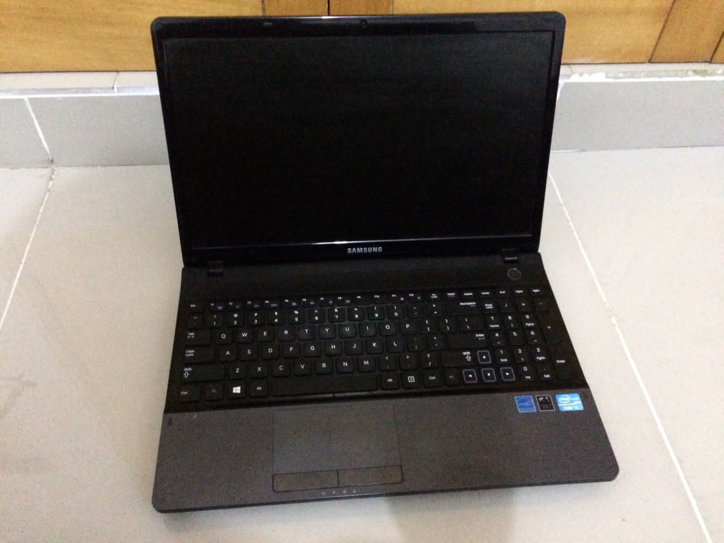 computadoras y laptops - SAMSUNG LAPTOP 15.6" ! NECESITA REPARAR ! 1