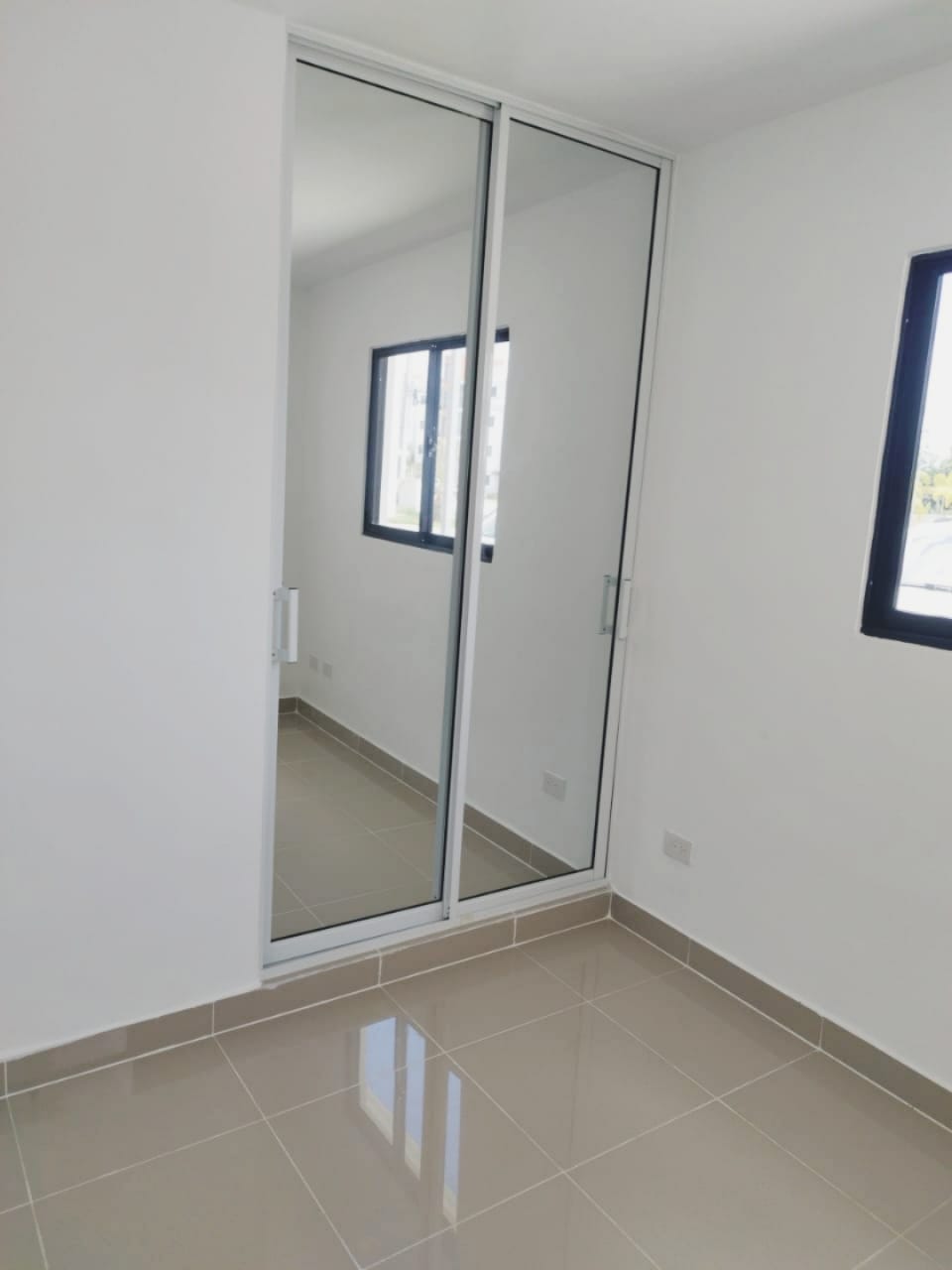 apartamentos - Se Vende Apartamento en Los Rieles (Primer Nivel). Precio US $103,000. 
 6