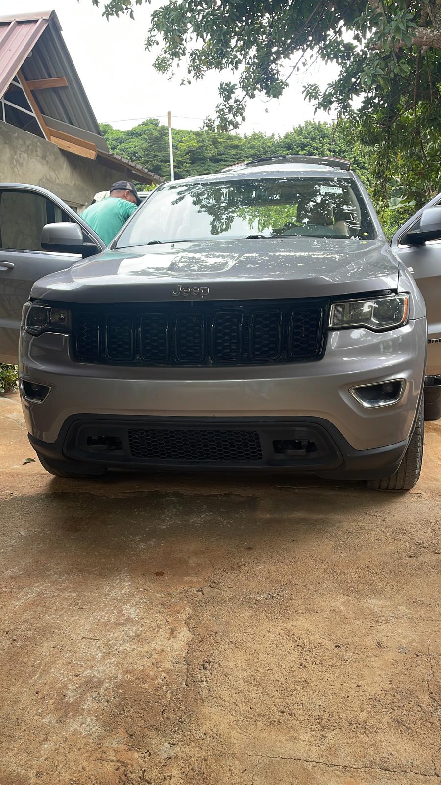 jeepetas y camionetas - Grand cherokee Laredo 4x4 2018  2