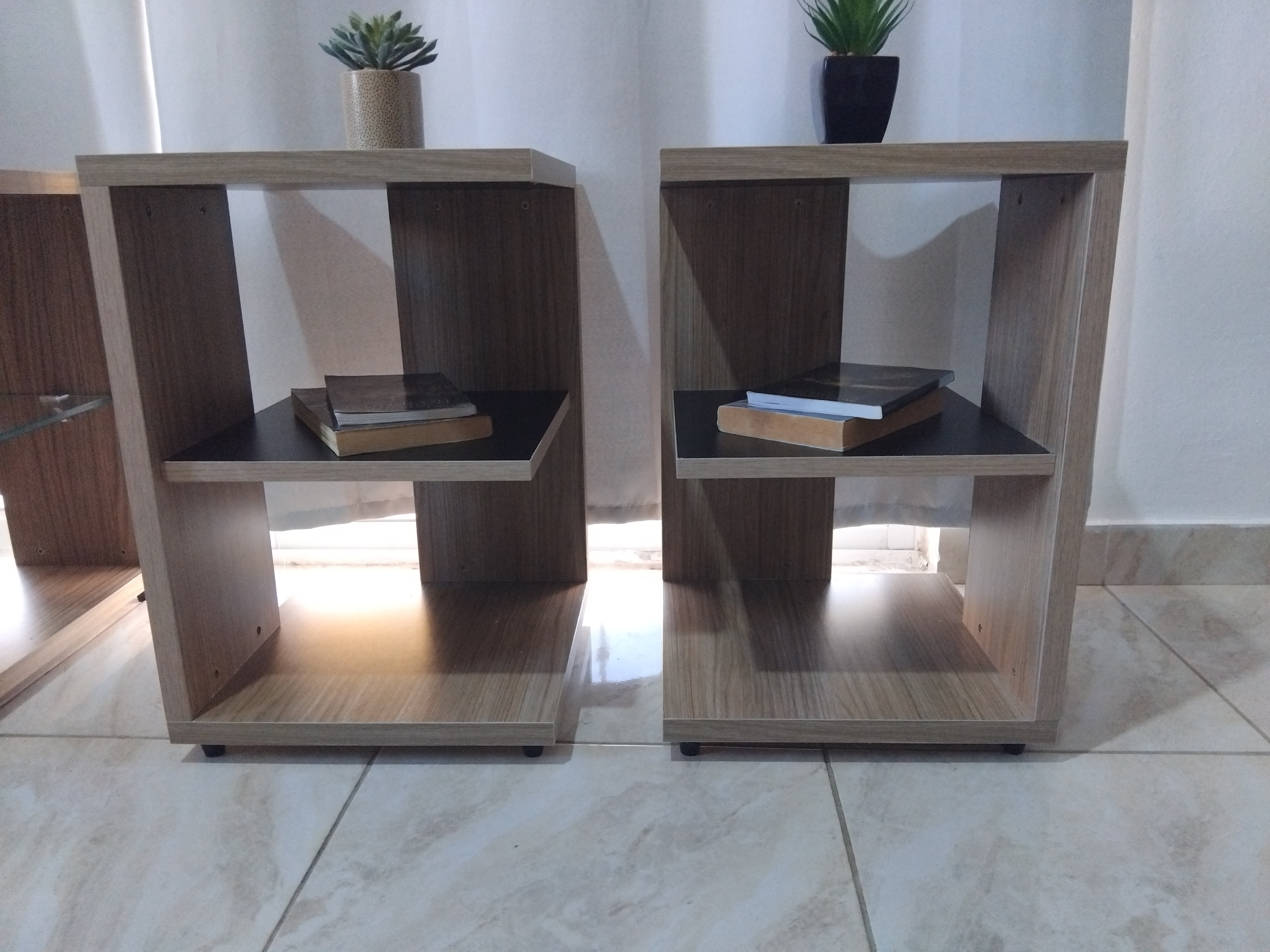 muebles y colchones - Mesas auxiliares de melamina. NUEVAS Y RESISTENTES. Cada una cuesta 2,500 pesos. 2