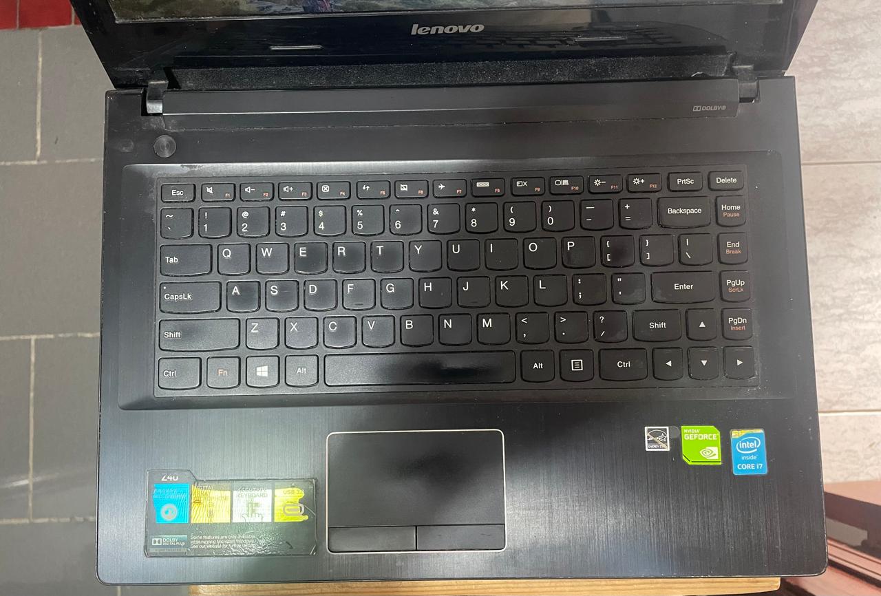 computadoras y laptops - Laptop Lenovo Z40-70 en excelentes condiciones  2