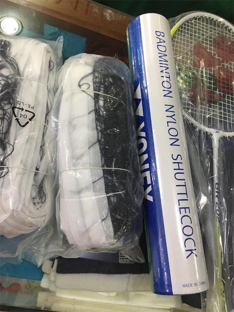 deportes - Yonex. Set de Bádminton. Raqueta, tubos de ganso, malla y bulto.