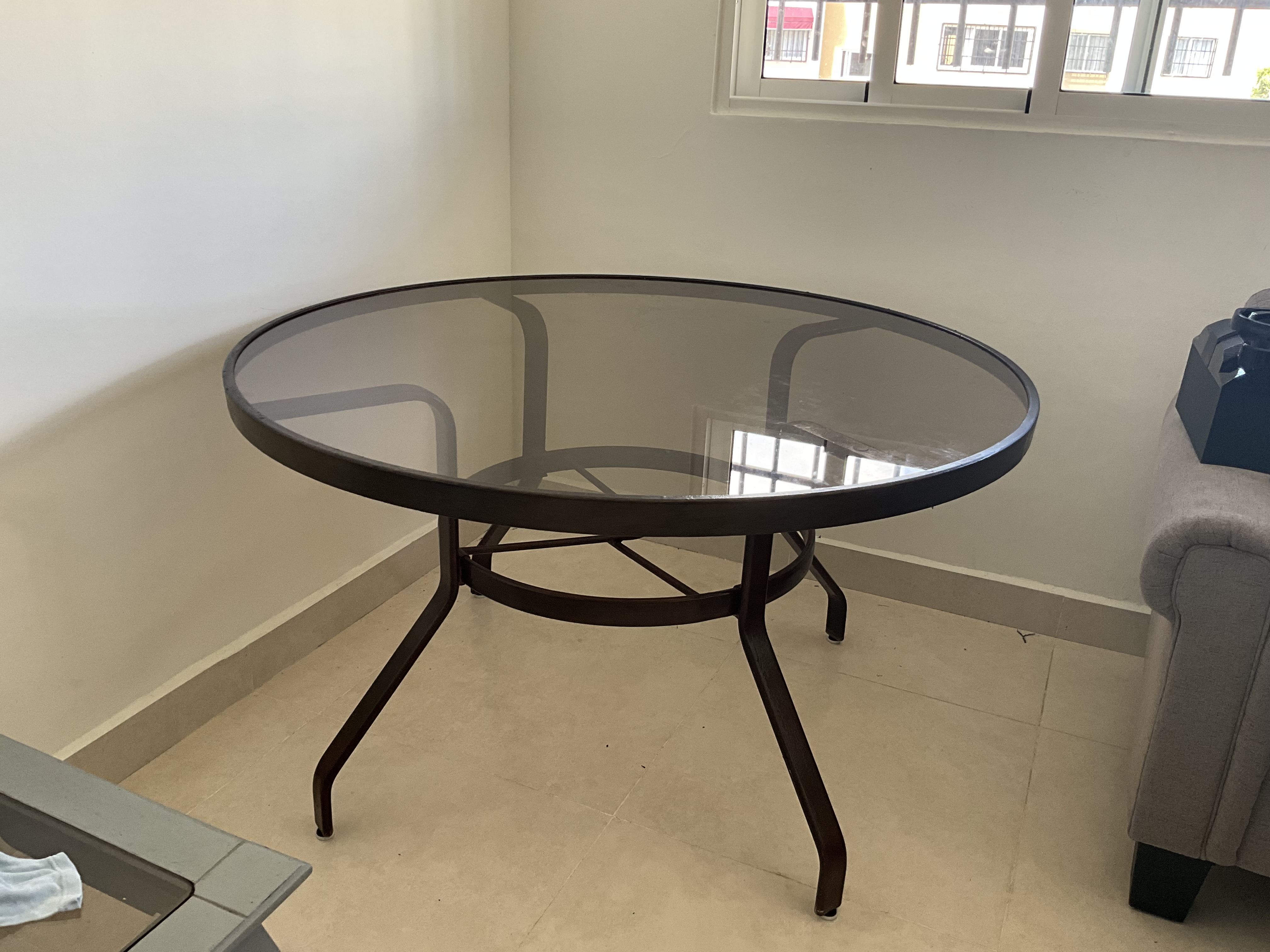 muebles y colchones - Mesa redonda en base de metal