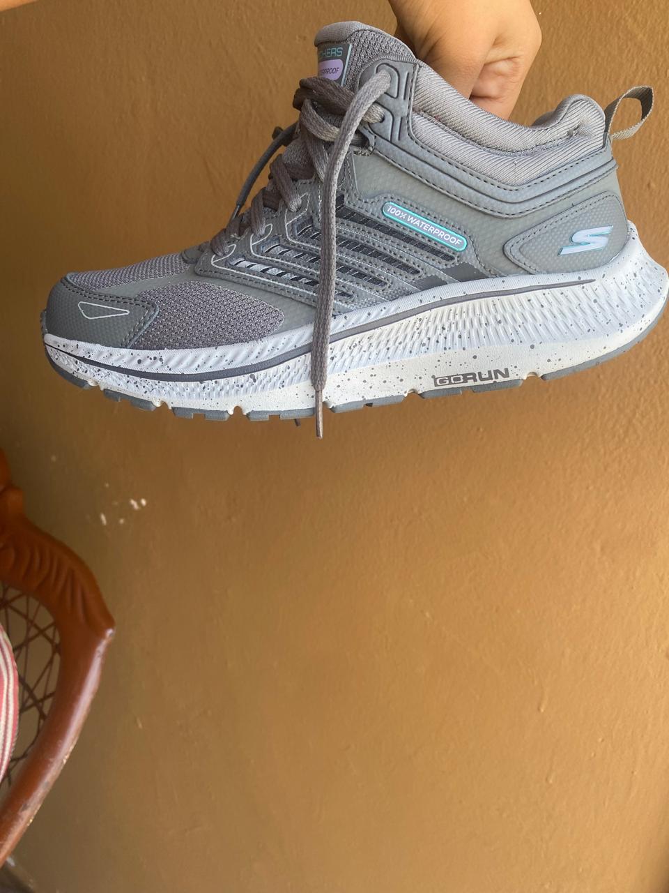 zapatos para mujer - VENDO ESTOS SKECHERS NUEVOS SIZE 7 COMPRADO EN LA MISMA TIENDA . 

 1