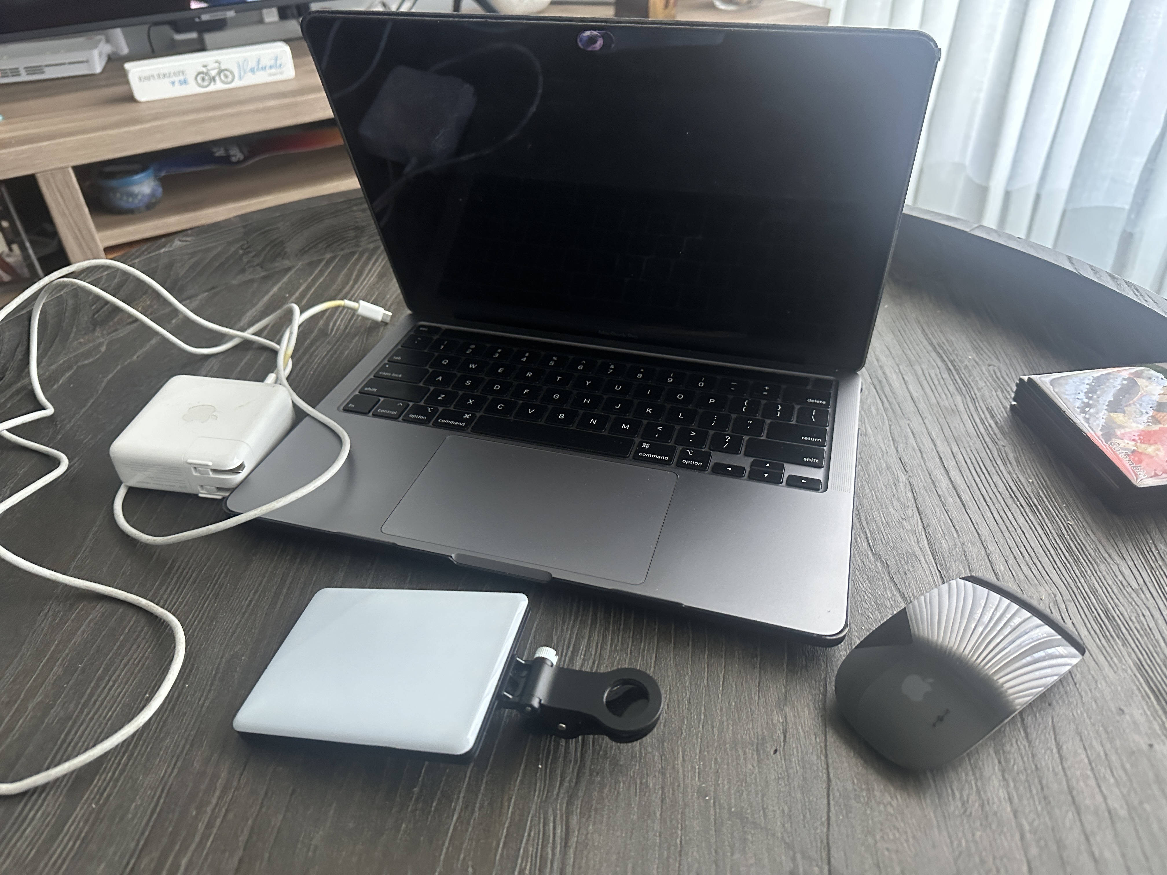 computadoras y laptops - Macbook Pro 2019 I5 - Con Bulto y Mouse  2