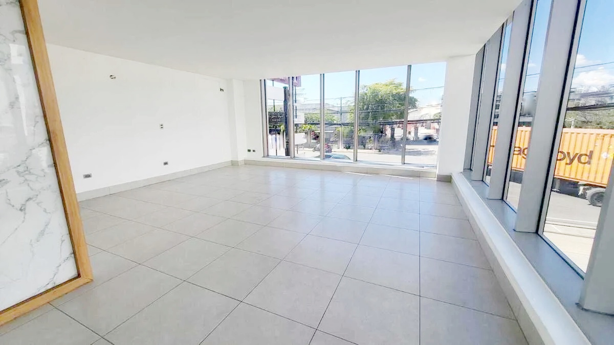 oficinas y locales comerciales - Local céntrico en los Prados  4