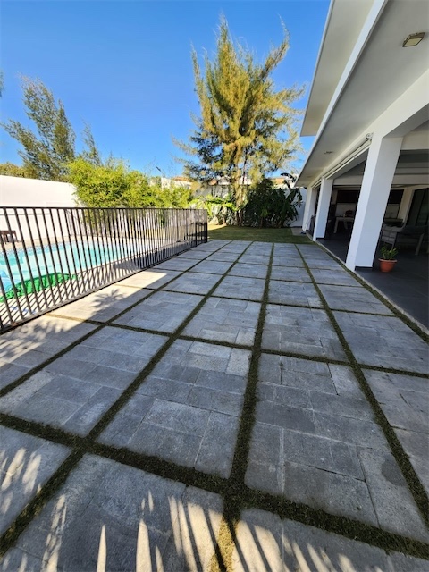 casas - Venta de casa cerros de Arroyo Hondo de 1,040mts Distrito Nacional con piscina 2