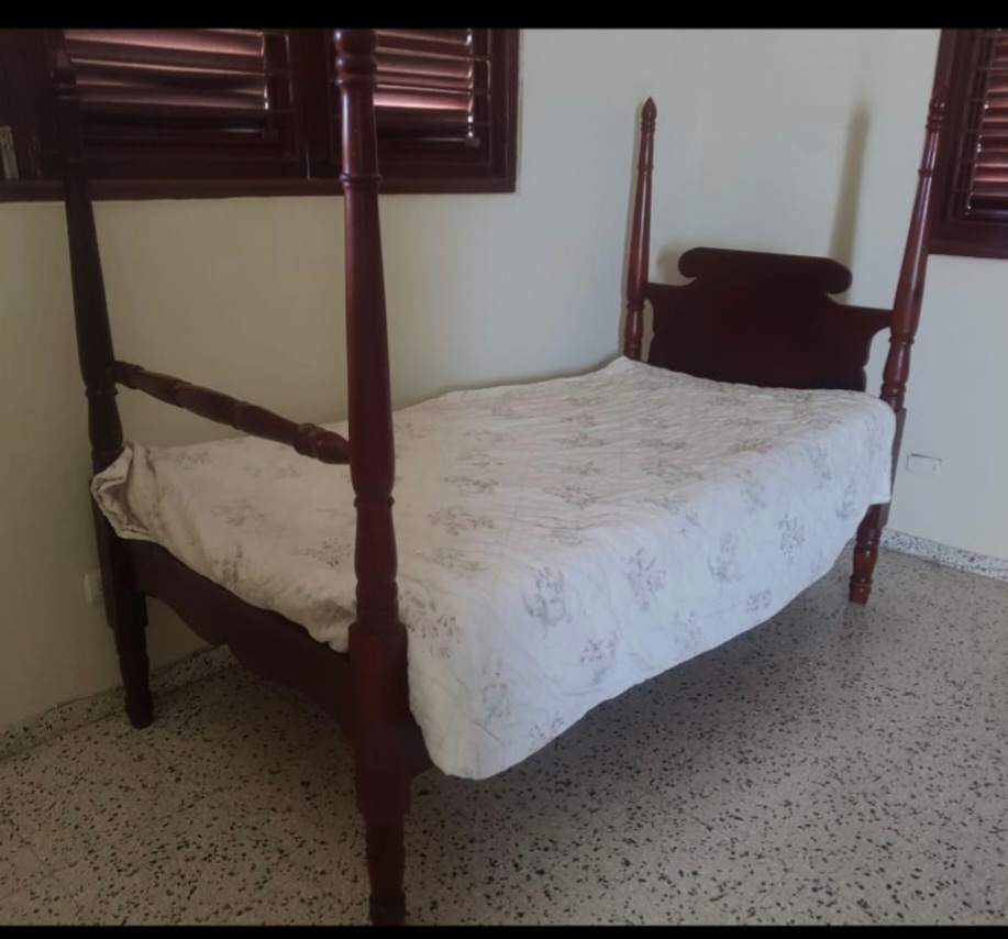 muebles y colchones - Cama en caoba centenaria, dos espaldades y largueros laterales 