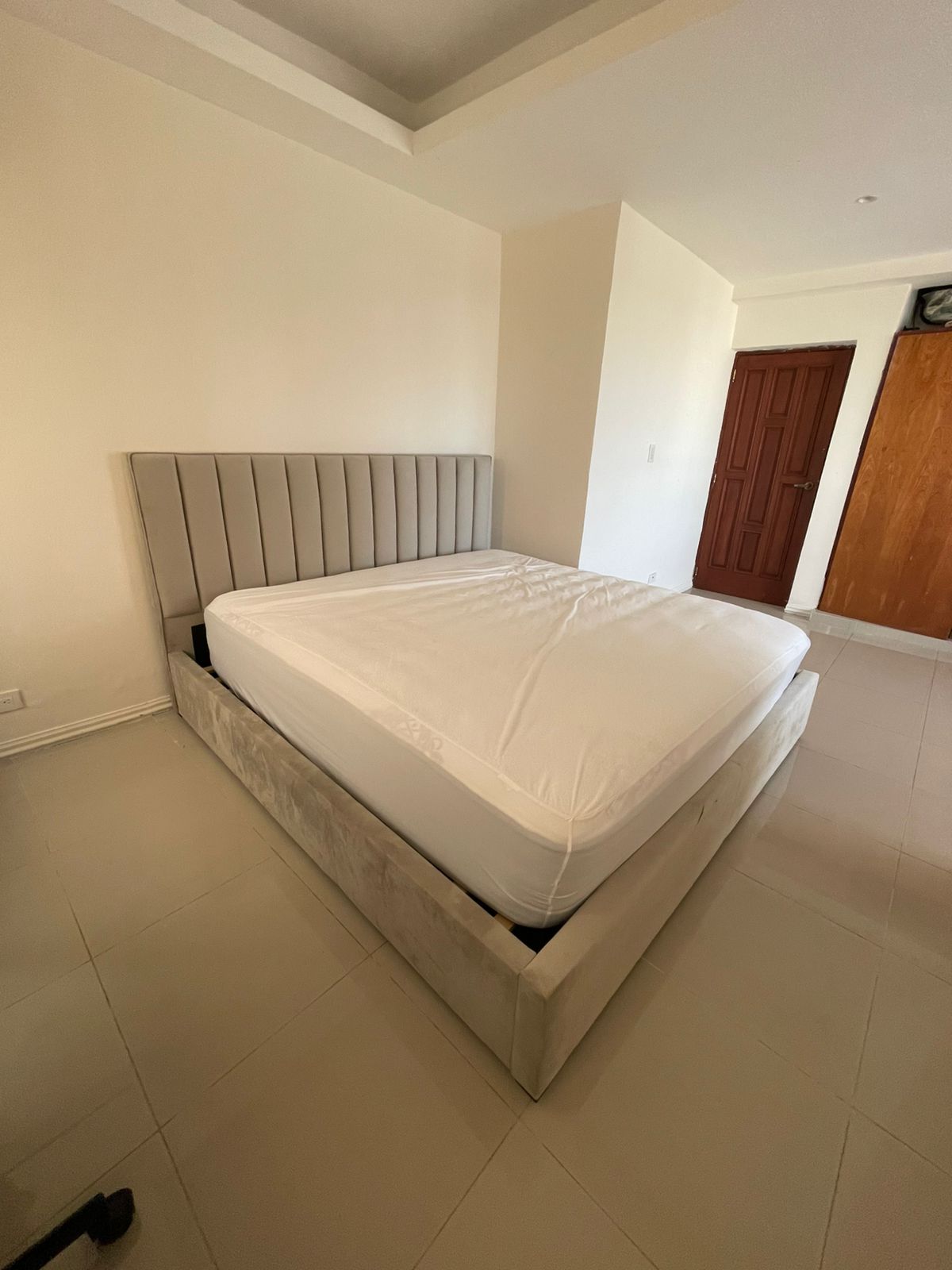 muebles y colchones - Cama king sin colchon.