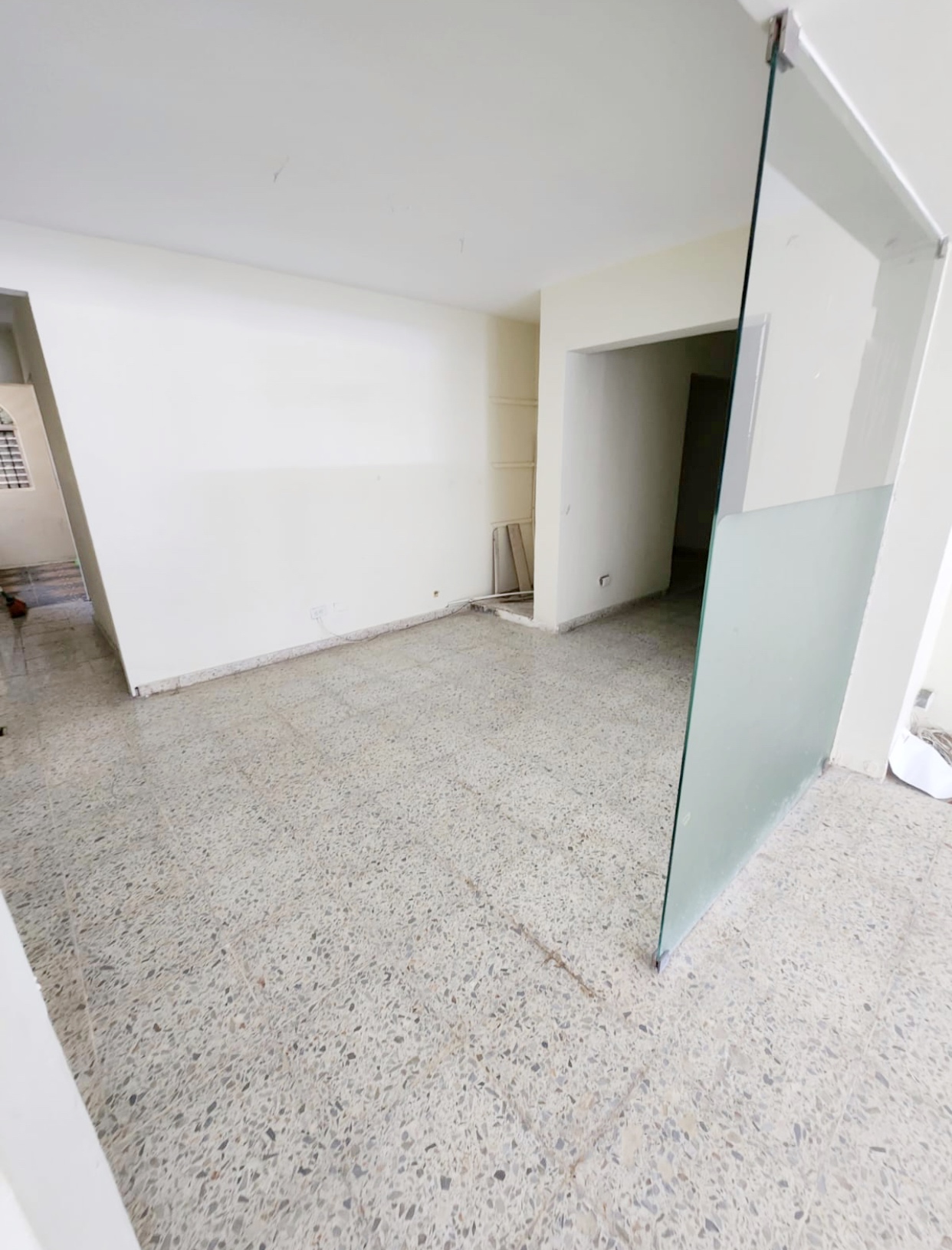 oficinas y locales comerciales - Local céntrico en Evaristo morales  6