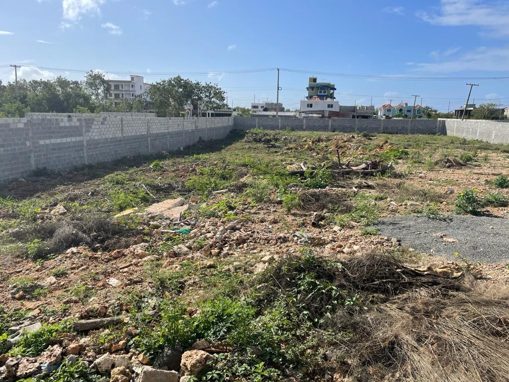 solares y terrenos - Solar de 2,000 metros cuadrados en Prado Oriental, Autopista de San Isidro 0