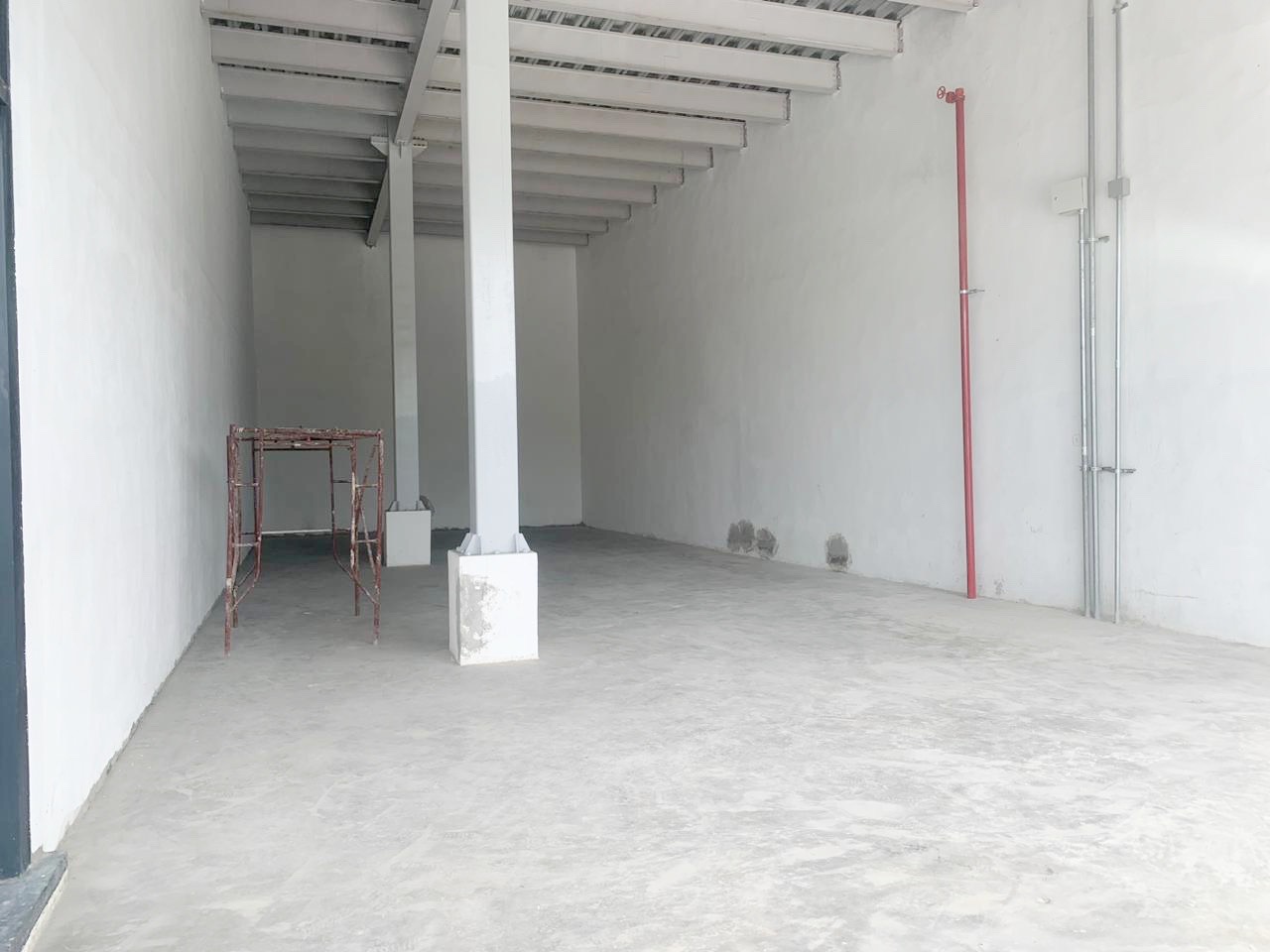 oficinas y locales comerciales - Alquiler local los Jardines amplio  1