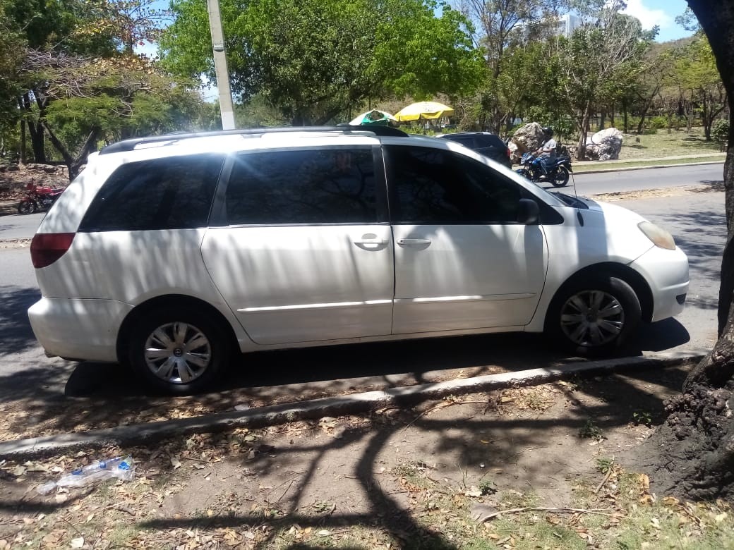 otros vehiculos - Venta Toyota Sienna 2004  0