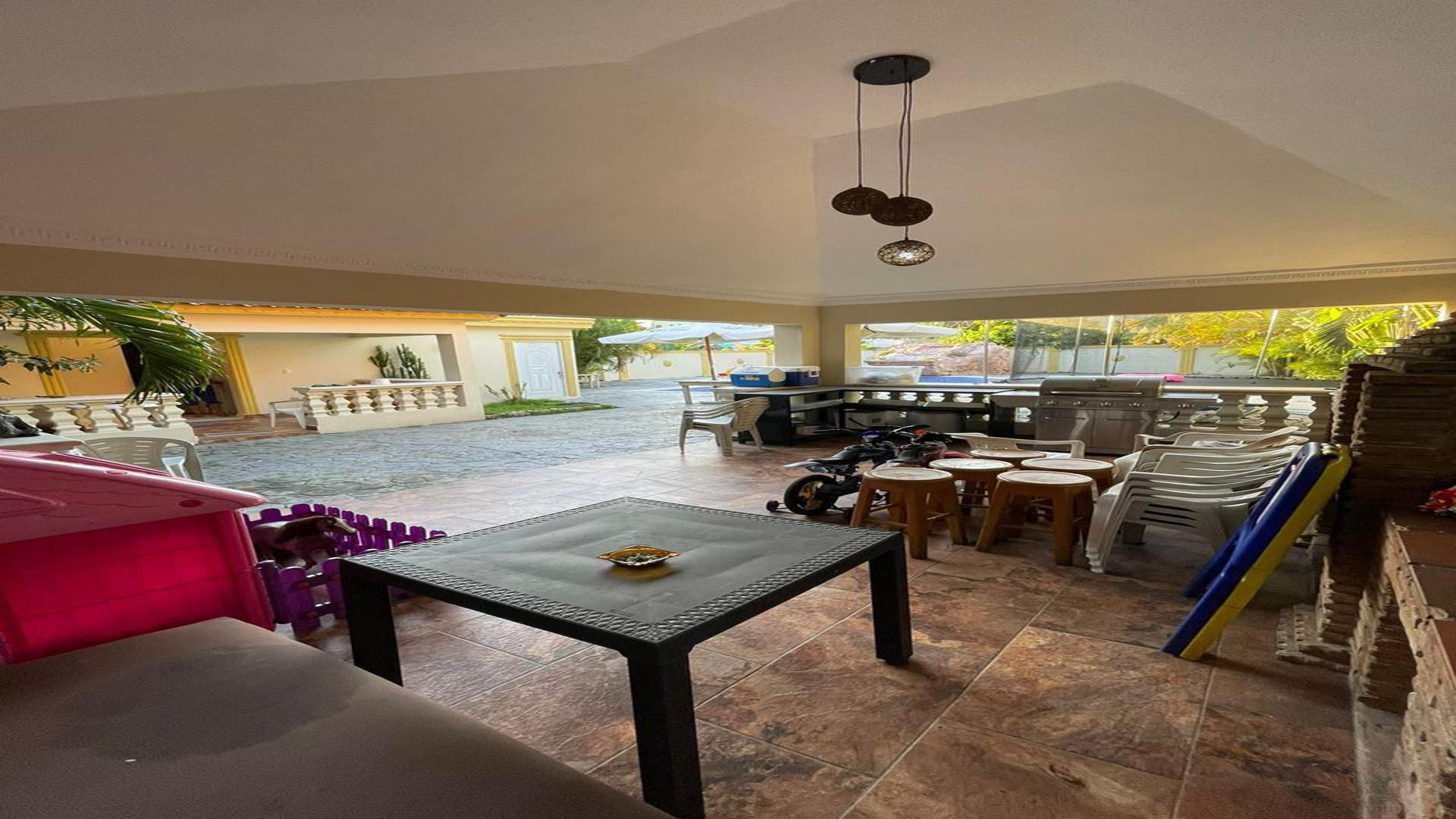 casas - Venta de hermosa con 1000mt  de solar en Zona Oriental 6