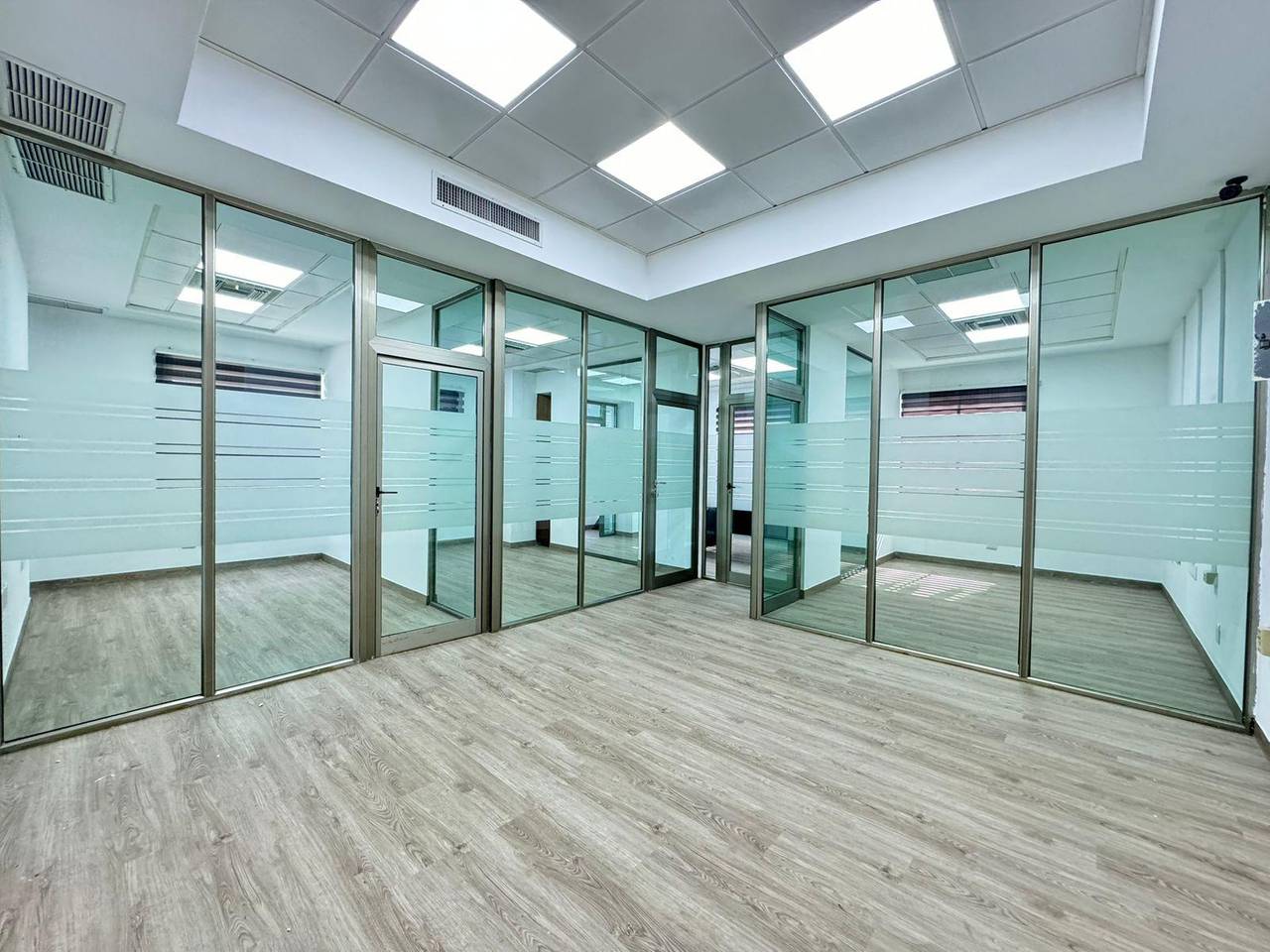 oficinas y locales comerciales - Locales para Oficinas en Ensanche Paraíso Recién r 3