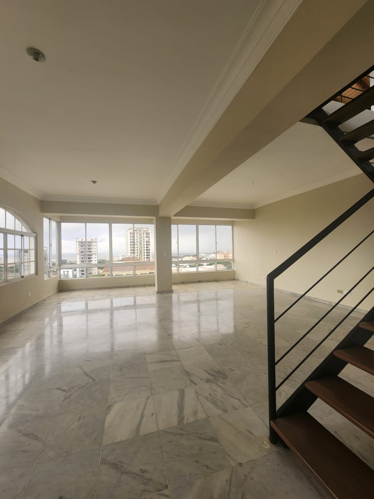 apartamentos - Alquiló Ph en serralles 4 hab. Com baño 3 parqueos 9