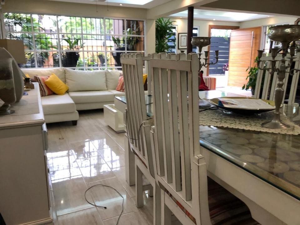 casas - Hermosa residencia en el sector de La Castellana. 493 mt2. 4Hab 3