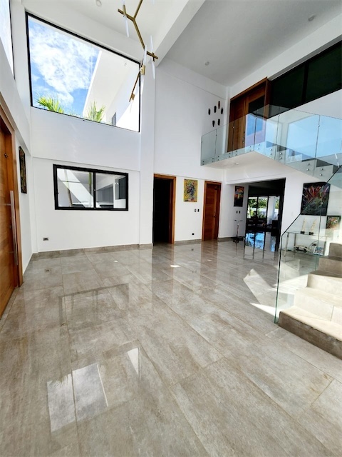 casas - Venta de casa cerros de Arroyo Hondo de 1,040mts Distrito Nacional con piscina 5