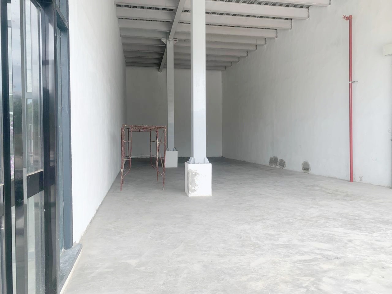 oficinas y locales comerciales - Alquiler local los Jardines amplio  3