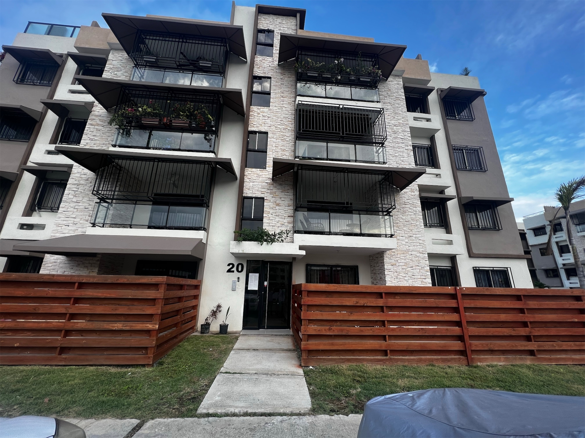 apartamentos - Venta de apartamento primer piso en la autopista de san Isidro con 2 parqueos