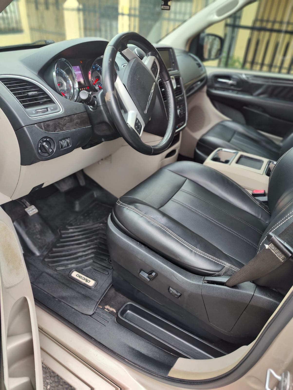jeepetas y camionetas - Chrysler town and country  6
