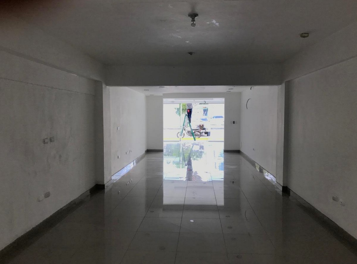 oficinas y locales comerciales - 🔵 Alquilo Local 100 mts en bella vista 1er piso 
 2