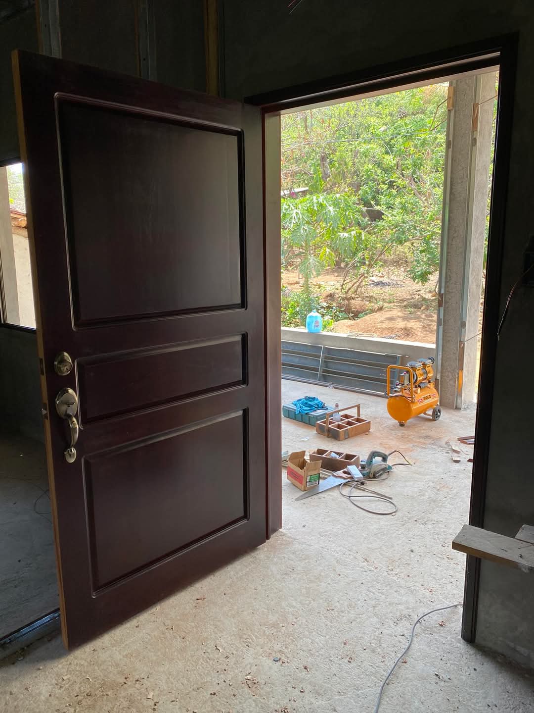 muebles y colchones - Puerta con marco ancho y jamba en caoba 