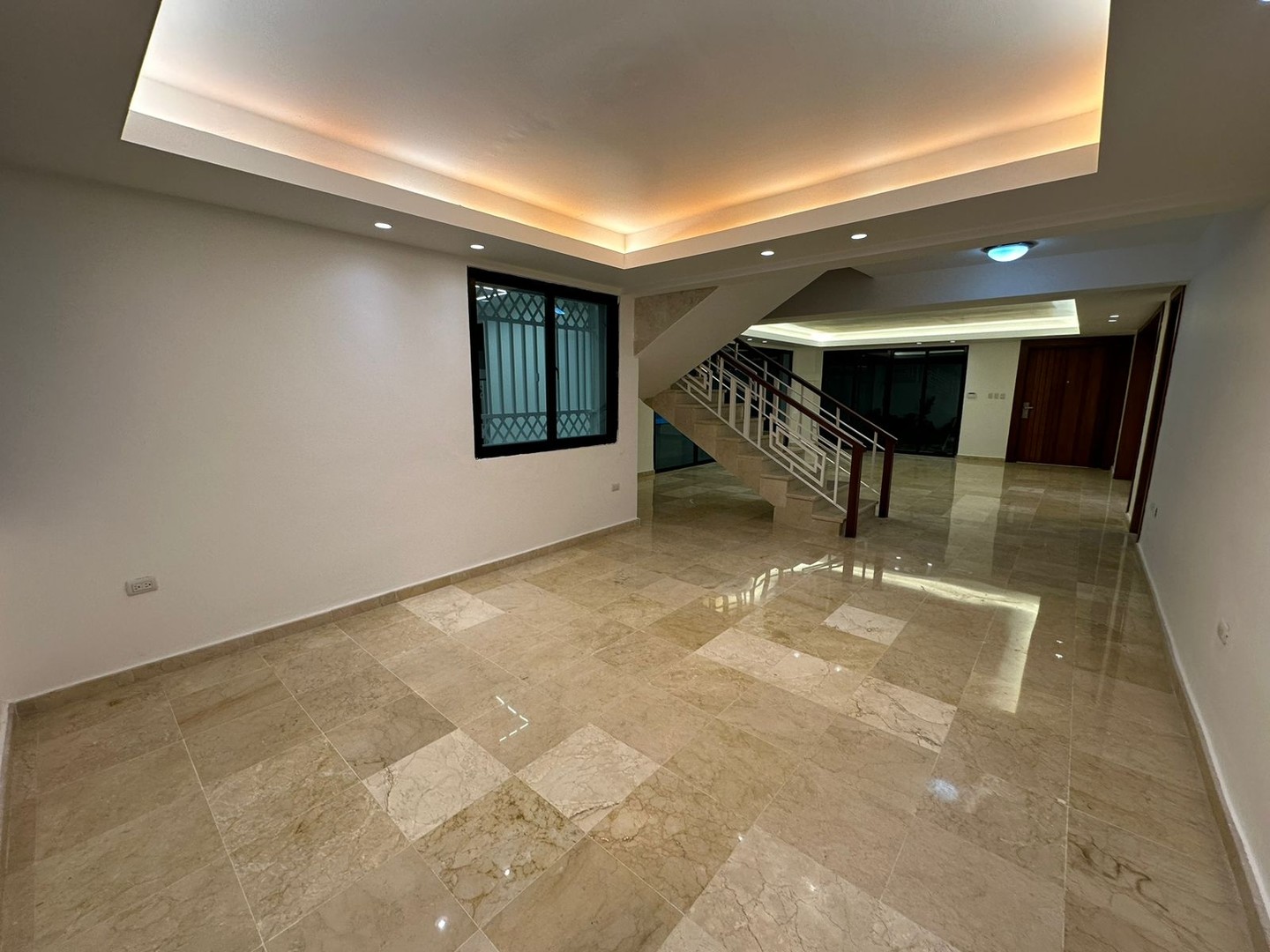 apartamentos - ALQUILO CASA EN BELLA VISTA CON  LINEA BLANCA

U$6,300 

- 370mst  4