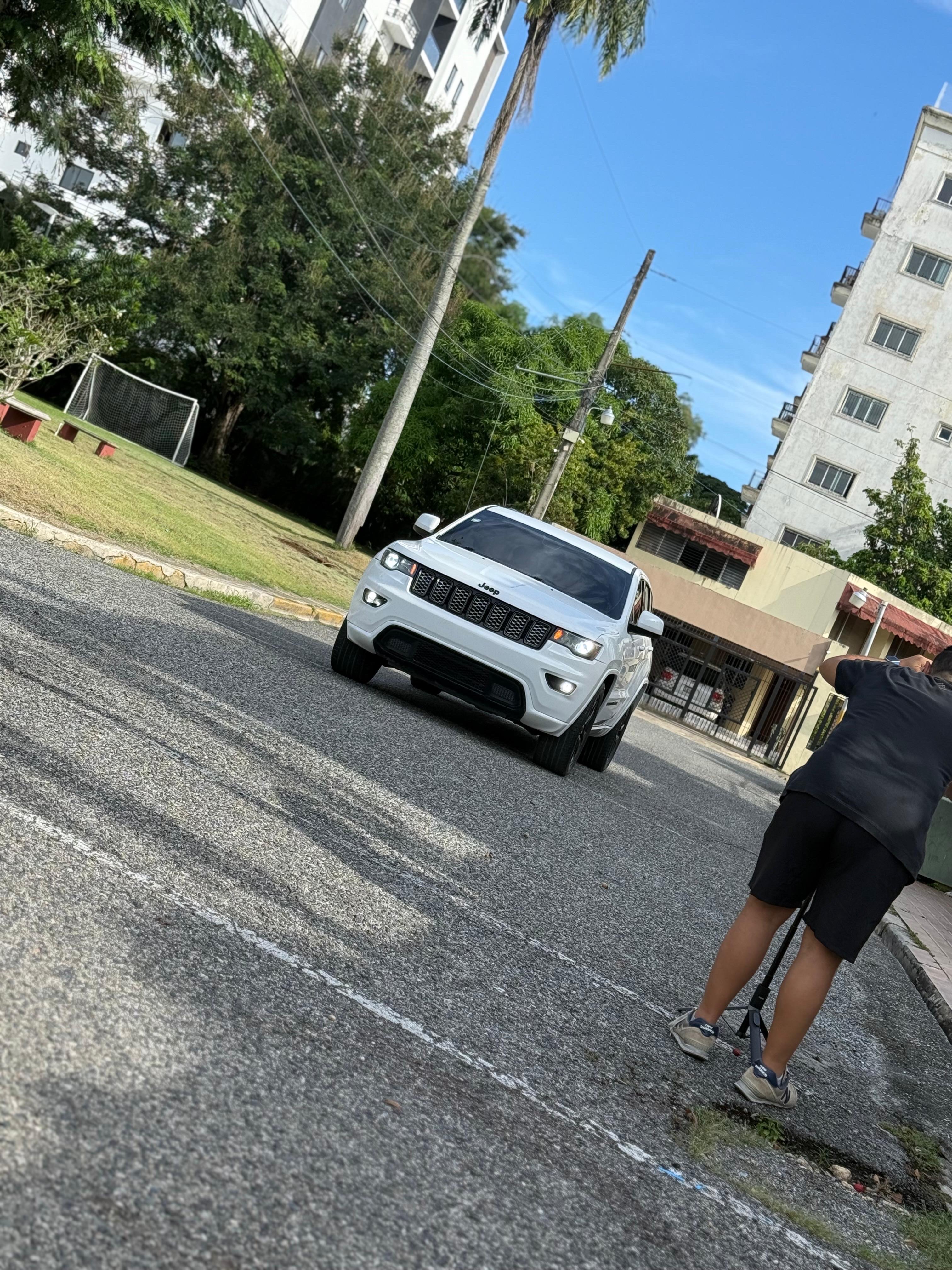jeepetas y camionetas - Jeep Grand Cherokee Altitude  2