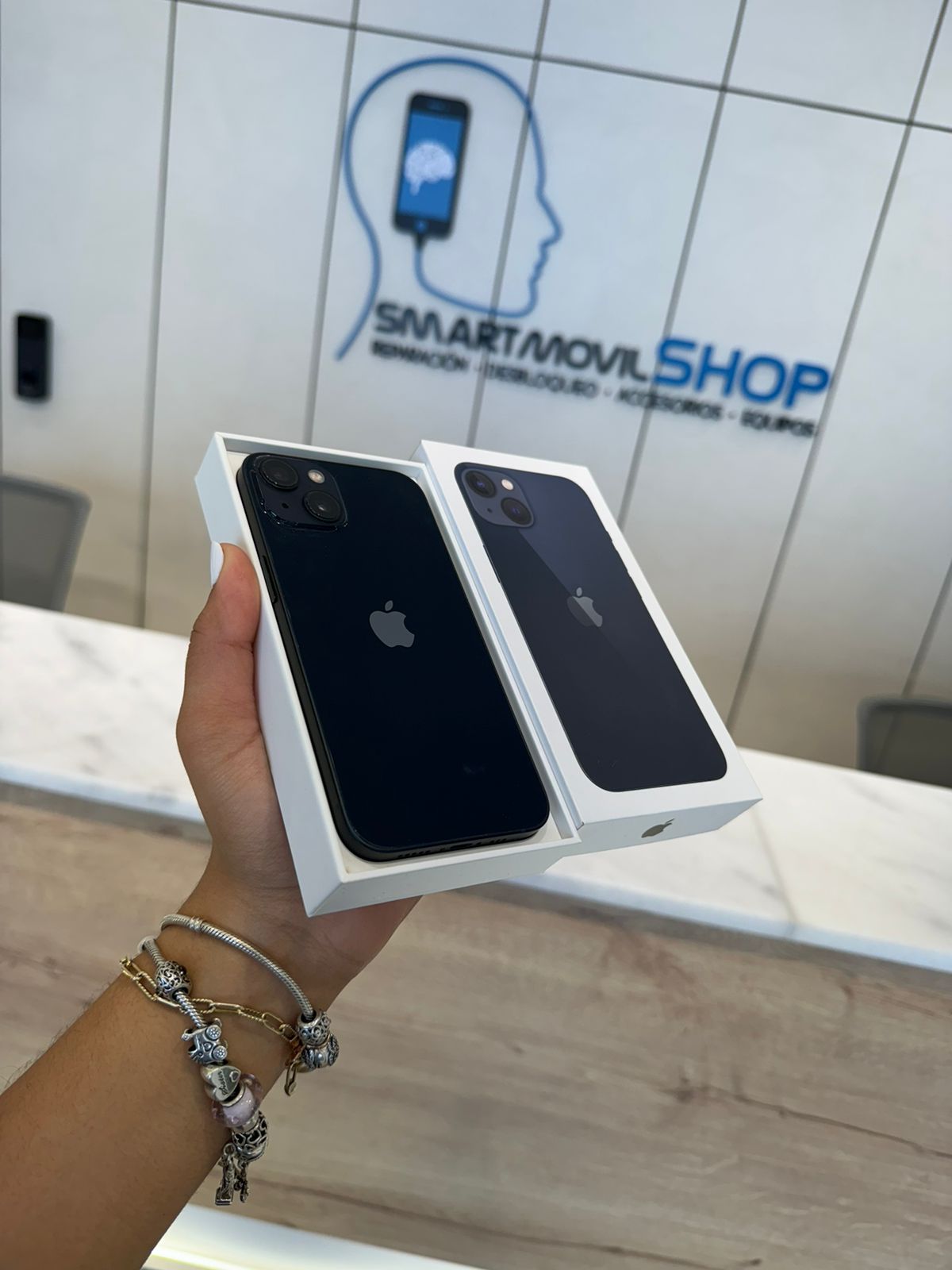 computadoras y laptops - IPHONE 13 NORMAL 128GB FACTORY EN SU CAJA CLASE A+ 1