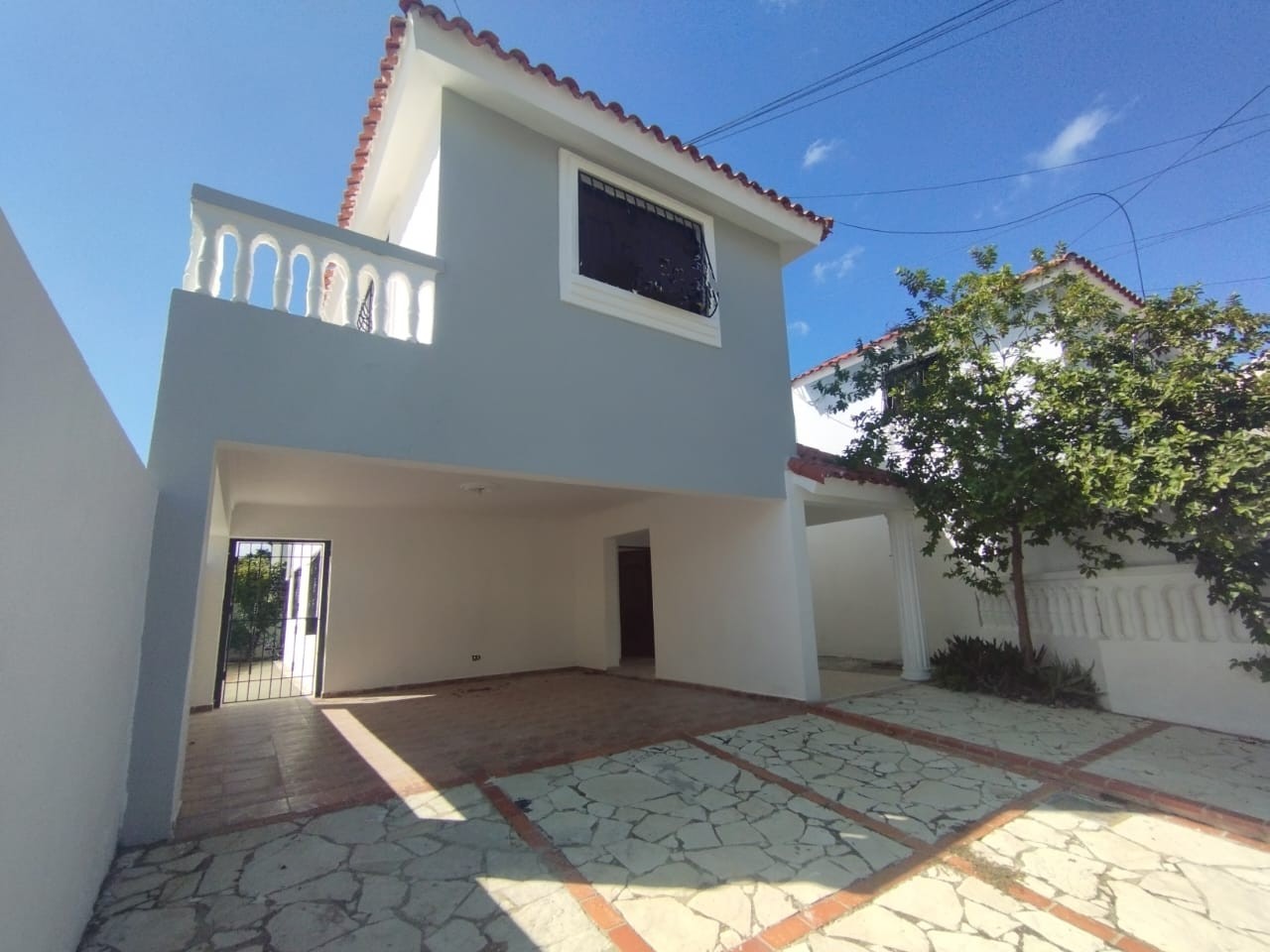 casas - Se Vende Casa en Los Rios Sector Colinas del Seminario.
200mst
RD$15,500.000 2