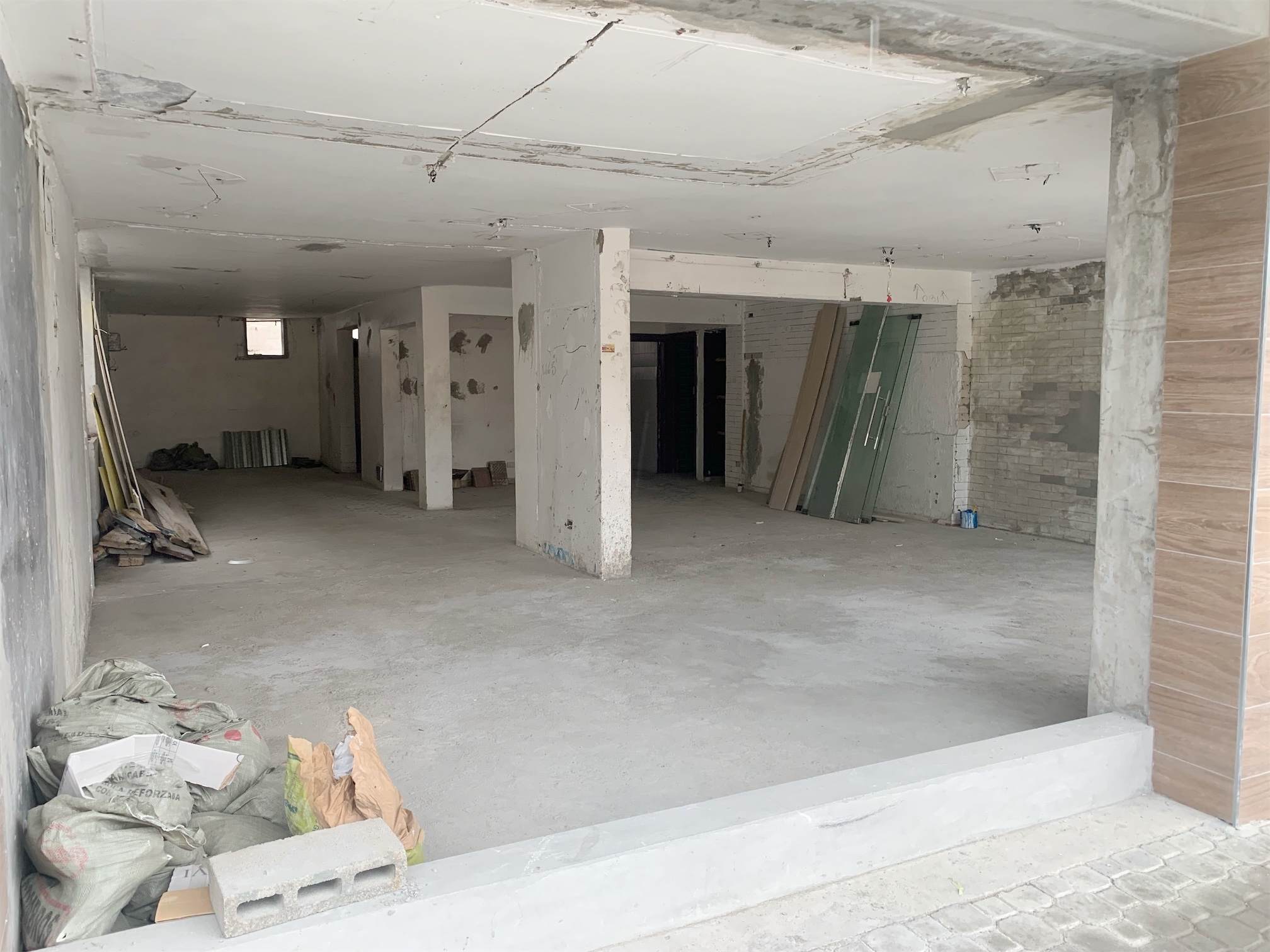 oficinas y locales comerciales - Local amplio en Naco 2