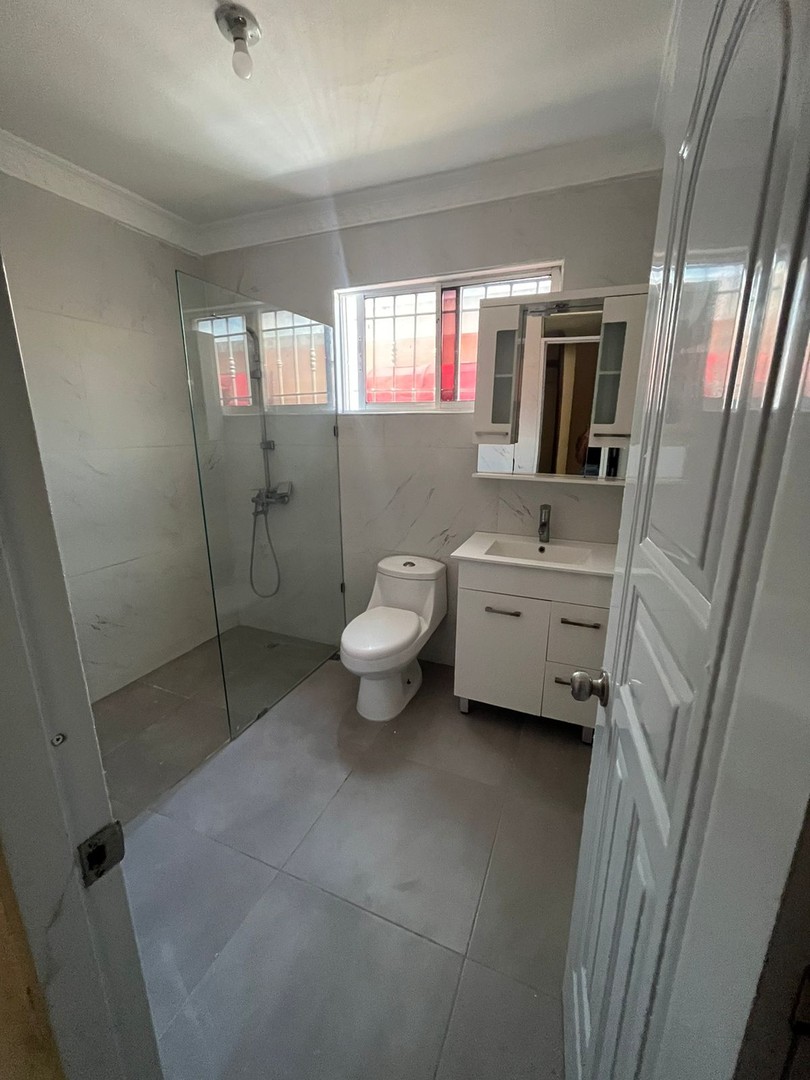 casas - Se vende amplia casa en el Sector Los Corales del Sur, Santo Domingo Este. 6