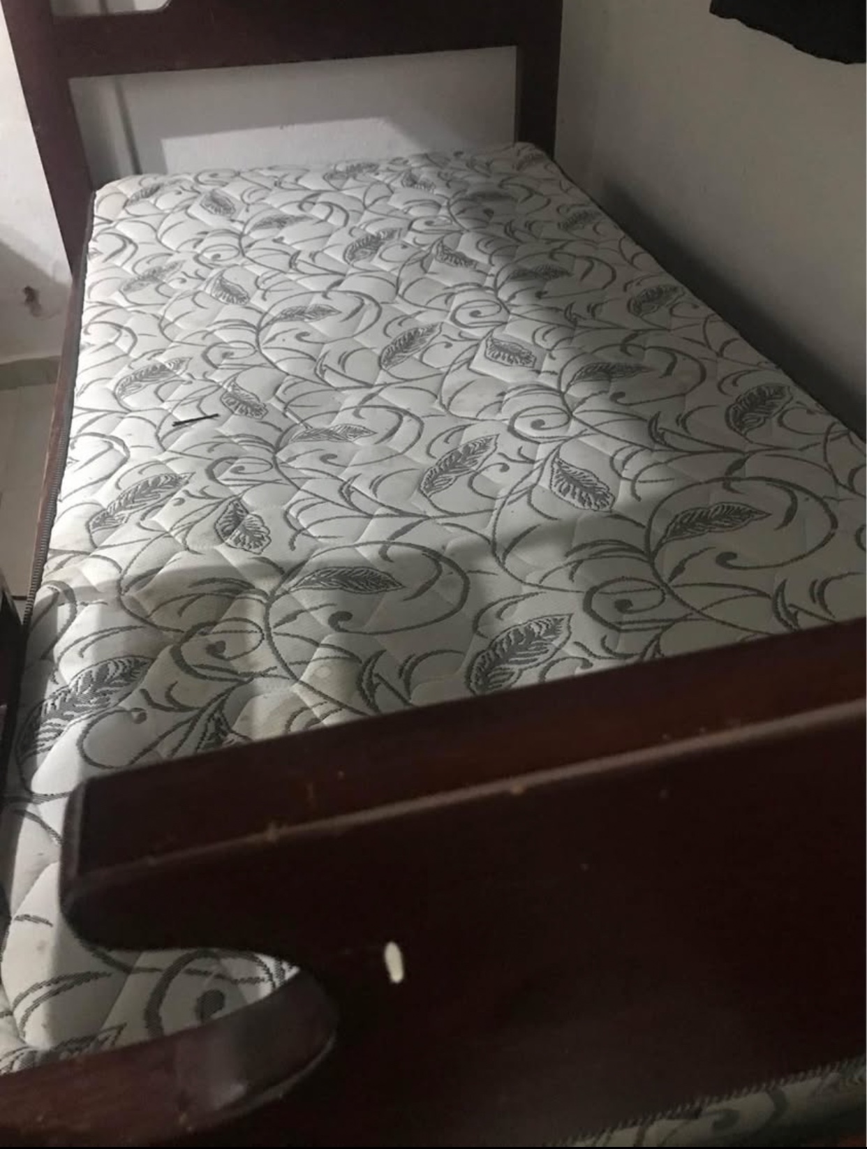 muebles y colchones - Camarote de madera Antirroba con sus colchones  1