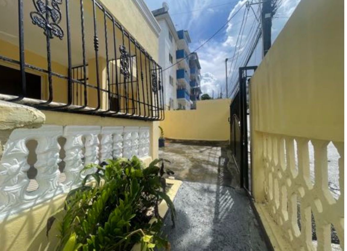 casas - Vendo casa dentro de proyecto cerrado! En la Charles de gaulle santo Domingo  3