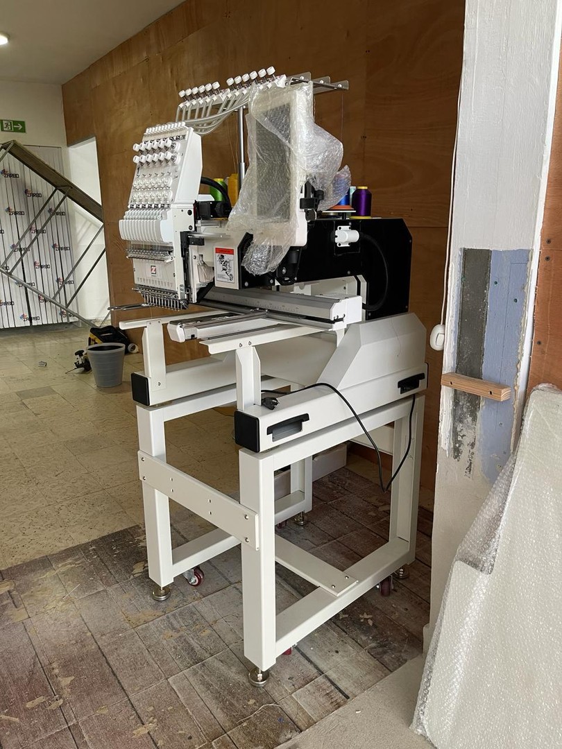 equipos profesionales - Makina de bordar de una cabeza  12 hilos china buen precio nueva 7
